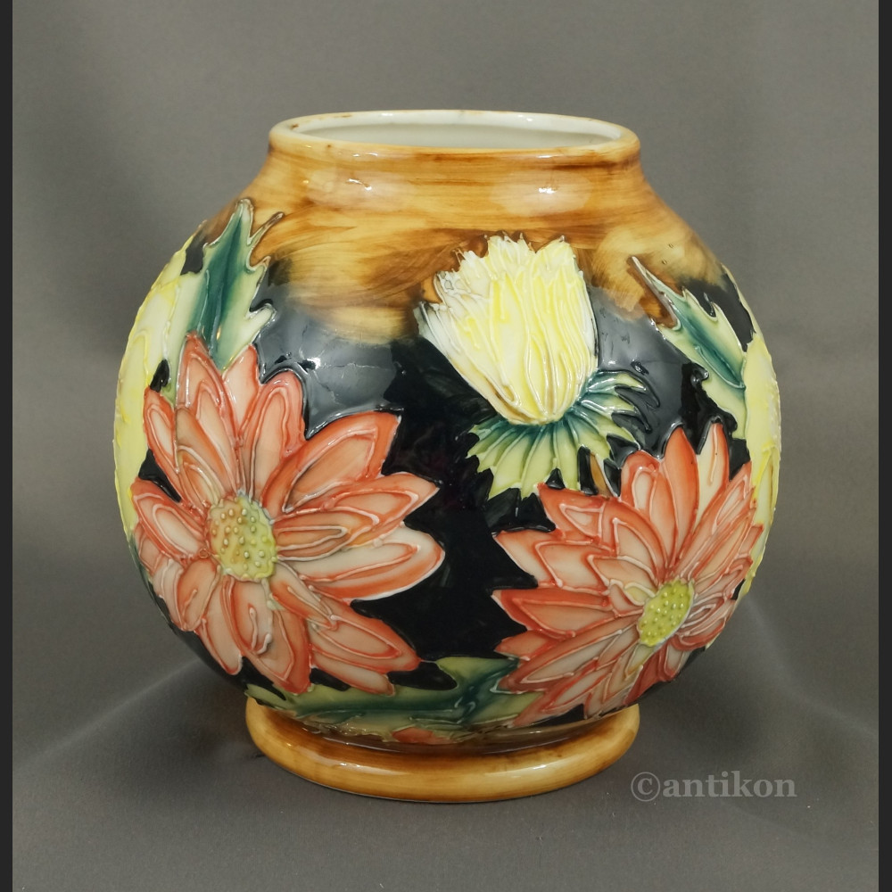 Pękaty wazon malowany w kwiaty 