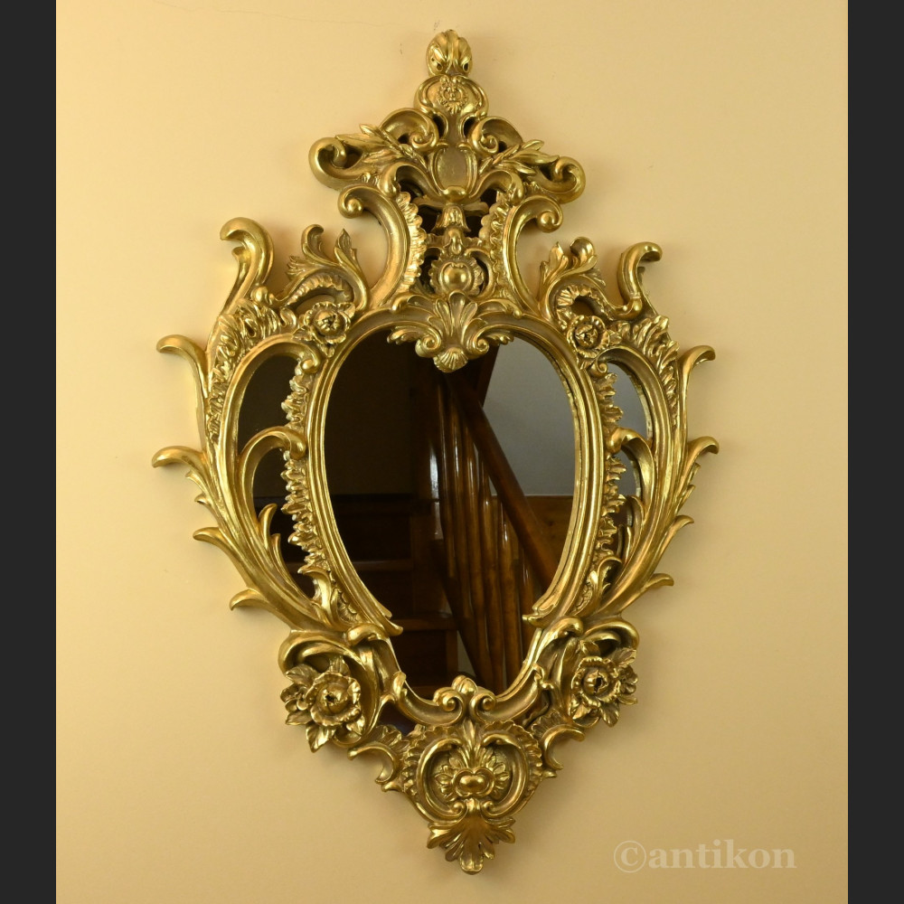 Stylowe lustro w złotej ramie  Stylowe lustro w złotej ramie