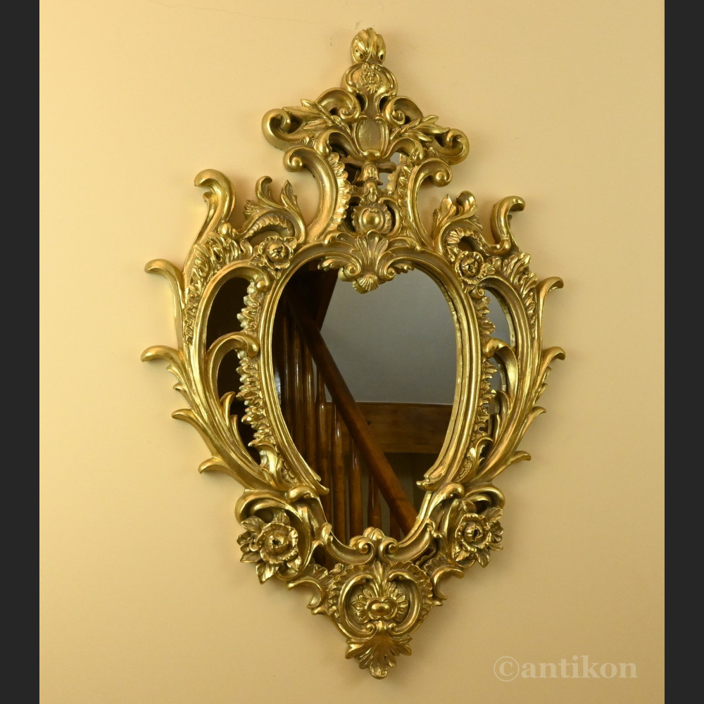 Stylowe lustro w złotej ramie  Stylowe lustro w złotej ramie