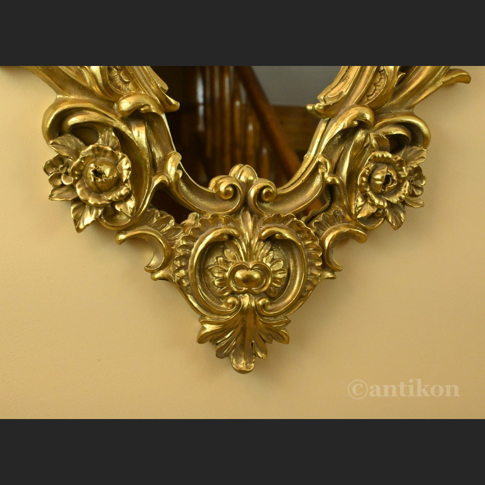 Stylowe lustro w złotej ramie  Stylowe lustro w złotej ramie