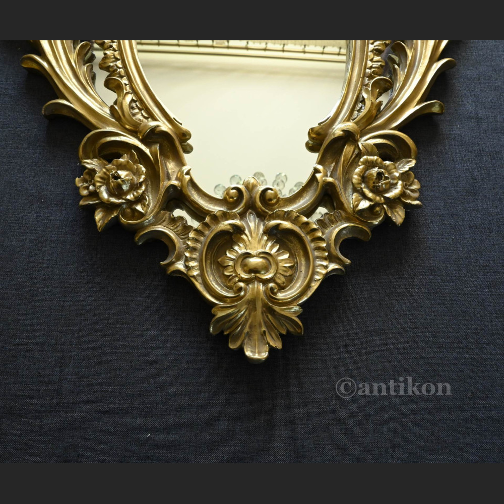 Stylowe lustro w złotej ramie  Stylowe lustro w złotej ramie