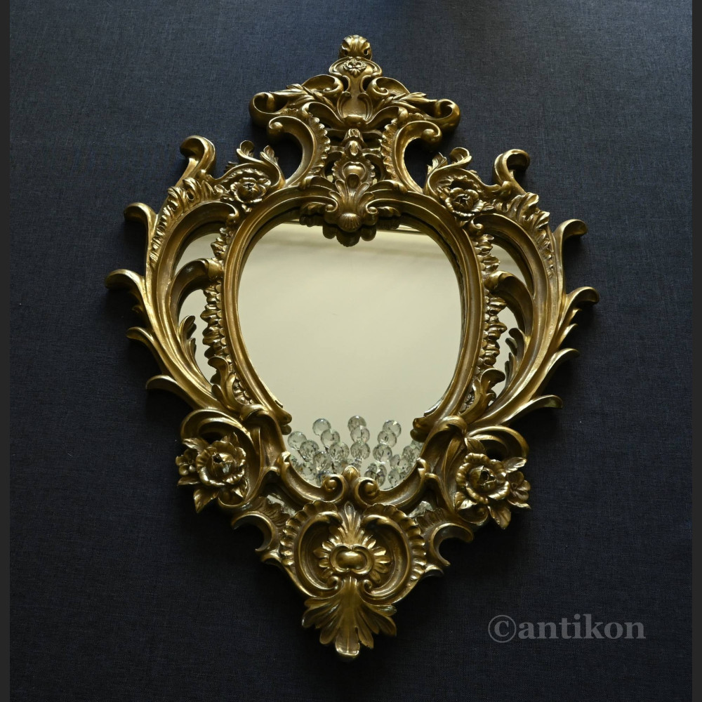 Stylowe lustro w złotej ramie  Stylowe lustro w złotej ramie