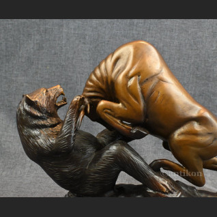 Byk walczący z niedźwiedziem rzeźba z prawdziwego brązu 