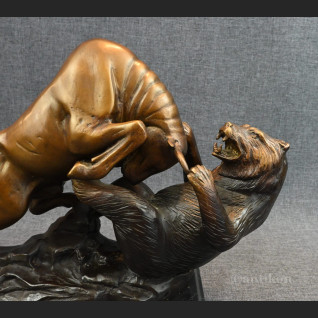 Byk walczący z niedźwiedziem rzeźba z prawdziwego brązu 