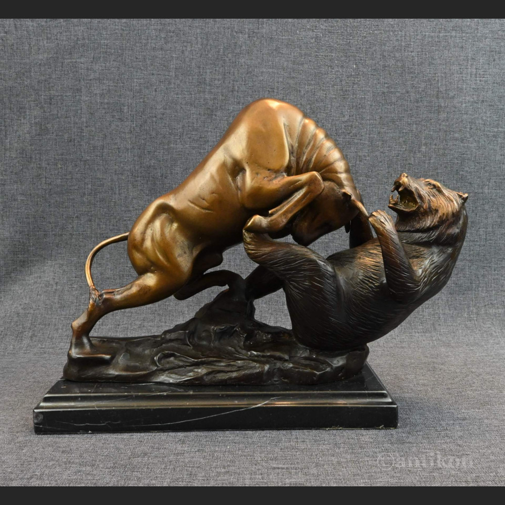 Byk walczący z niedźwiedziem rzeźba z prawdziwego brązu 