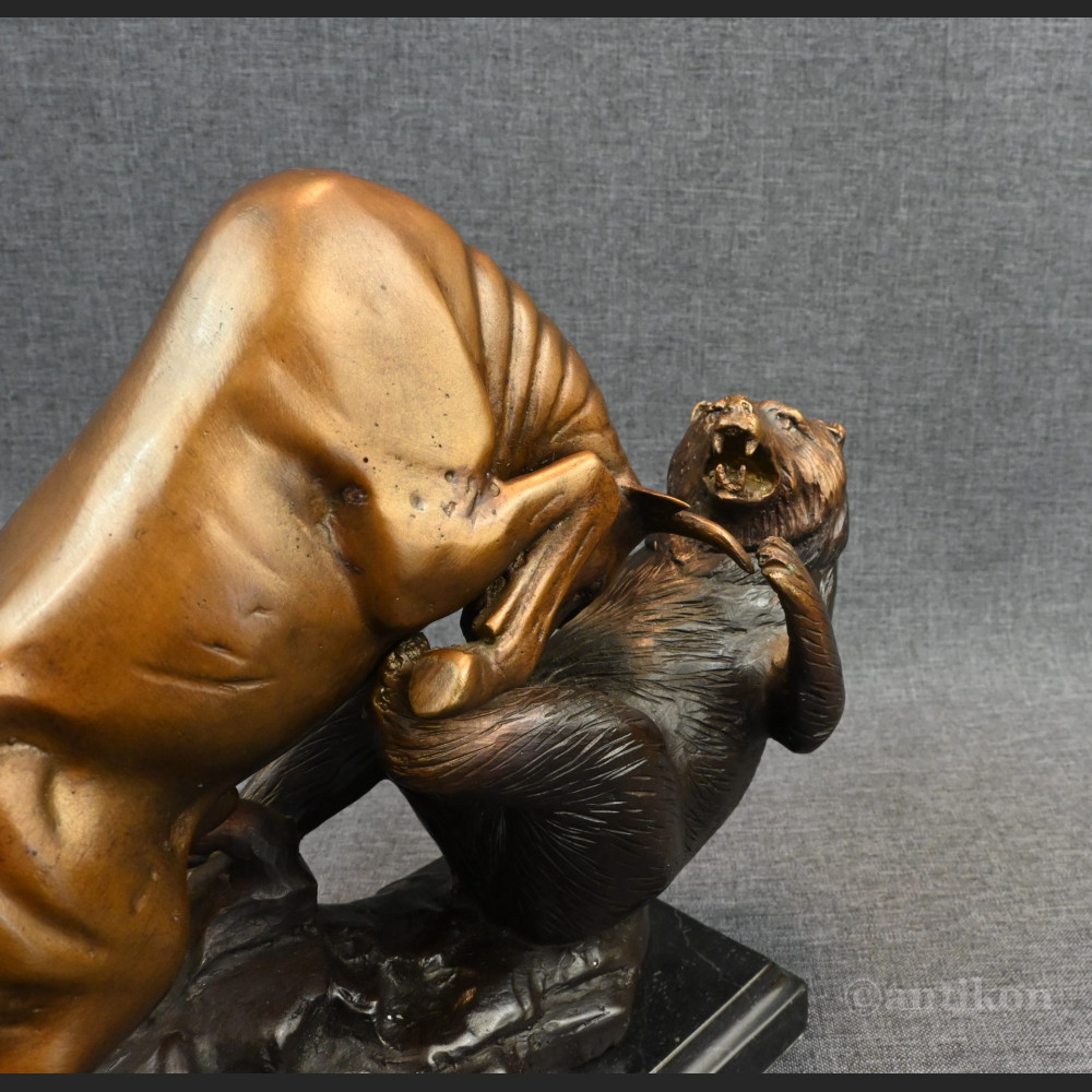 Byk walczący z niedźwiedziem rzeźba z prawdziwego brązu 