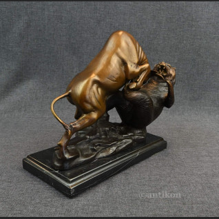 Byk walczący z niedźwiedziem rzeźba z prawdziwego brązu 