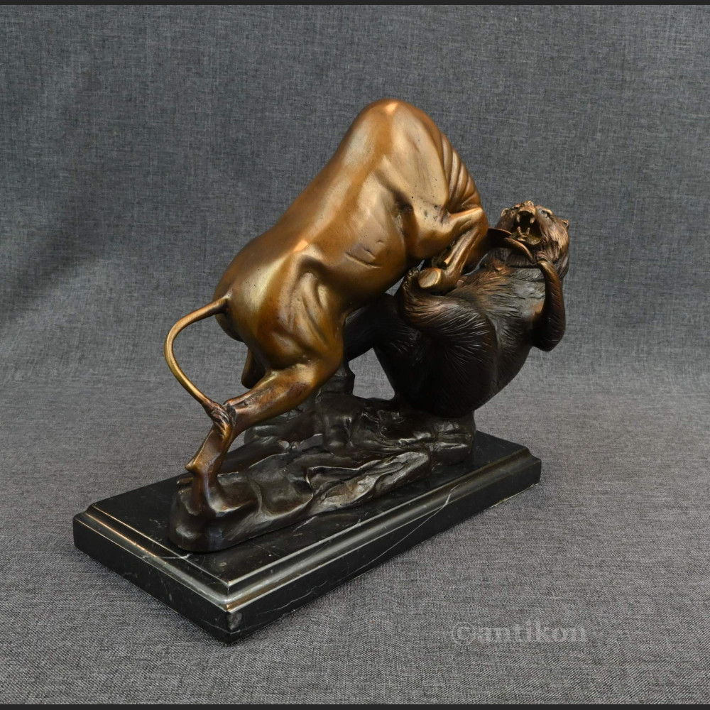 Byk walczący z niedźwiedziem rzeźba z prawdziwego brązu 