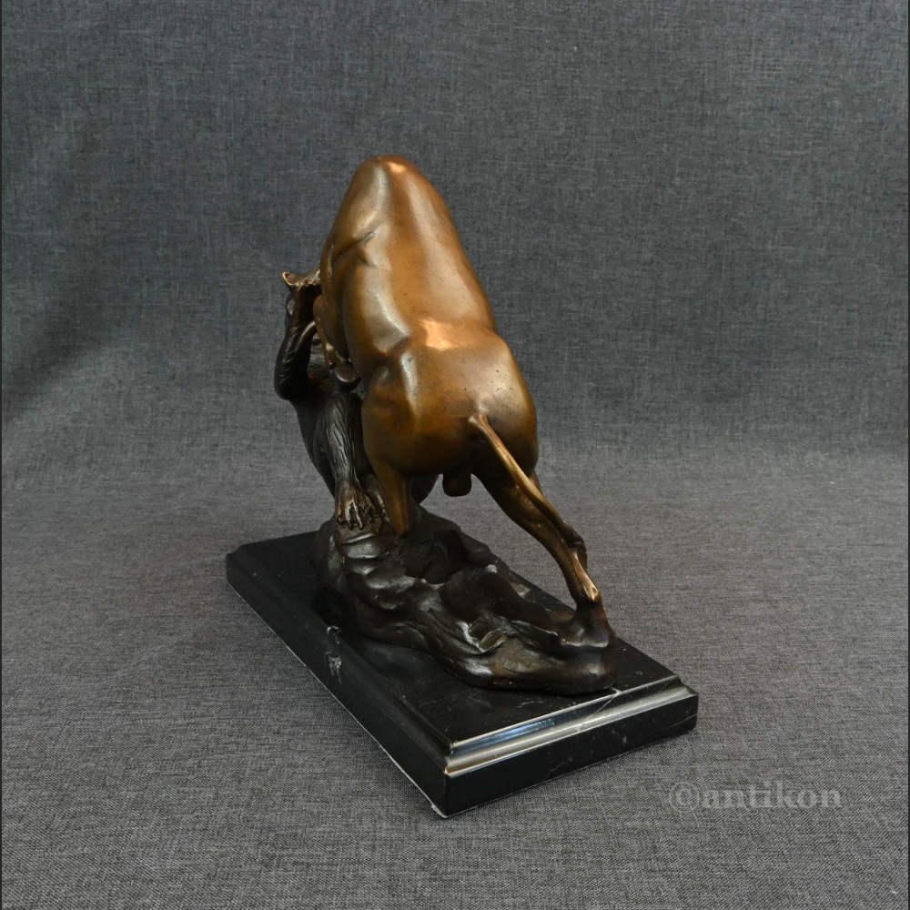 Byk walczący z niedźwiedziem rzeźba z prawdziwego brązu 