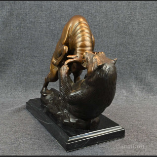 Byk walczący z niedźwiedziem rzeźba z prawdziwego brązu 