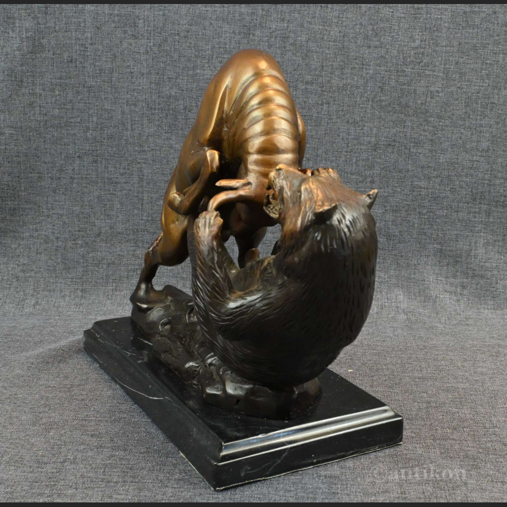 Byk walczący z niedźwiedziem rzeźba z prawdziwego brązu 