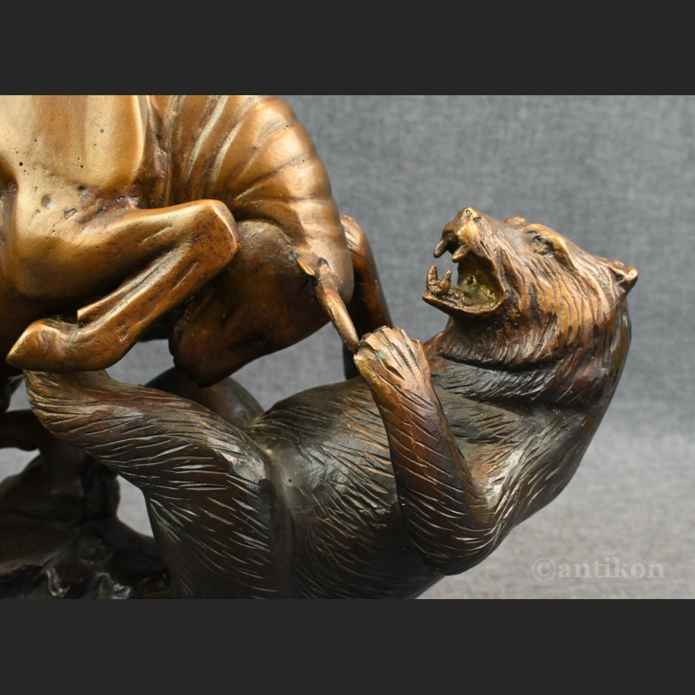 Byk walczący z niedźwiedziem rzeźba z prawdziwego brązu 