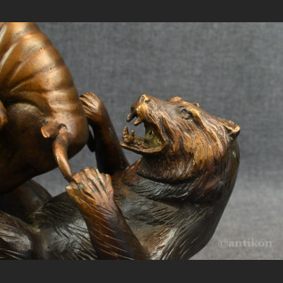 Byk walczący z niedźwiedziem rzeźba z prawdziwego brązu 