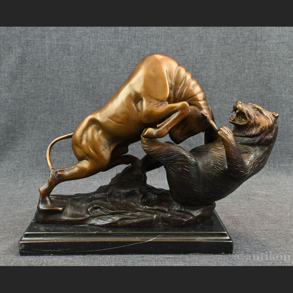 Byk walczący z niedźwiedziem rzeźba z prawdziwego brązu 