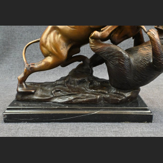 Byk walczący z niedźwiedziem rzeźba z prawdziwego brązu 