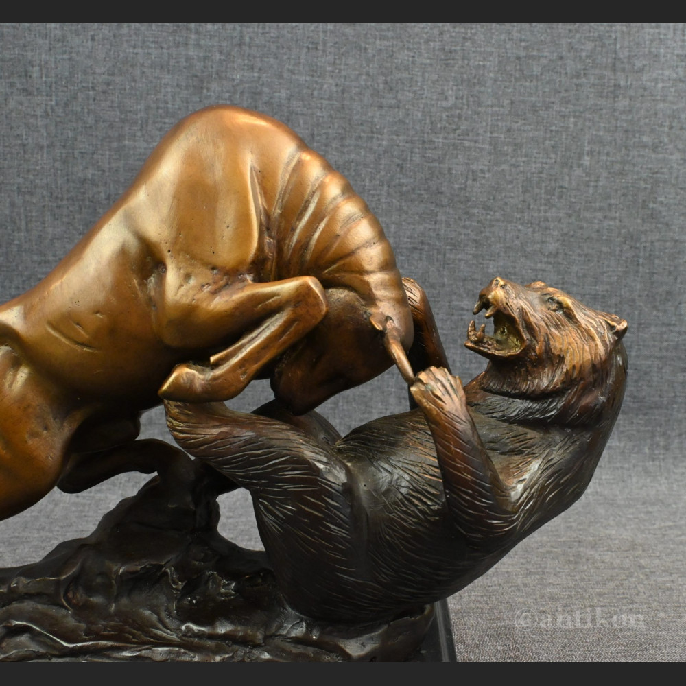 Byk walczący z niedźwiedziem rzeźba z prawdziwego brązu 