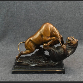 Byk walczący z niedźwiedziem rzeźba z prawdziwego brązu 