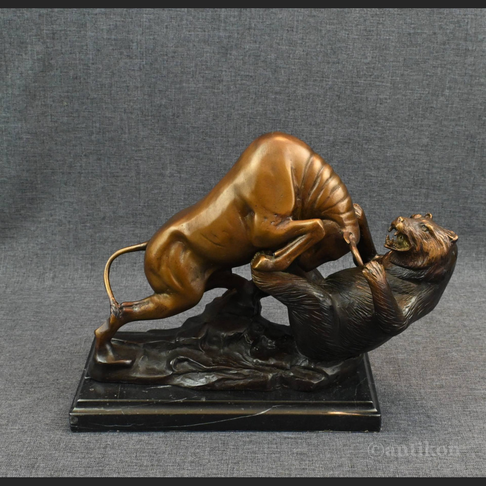 Byk walczący z niedźwiedziem rzeźba z prawdziwego brązu 