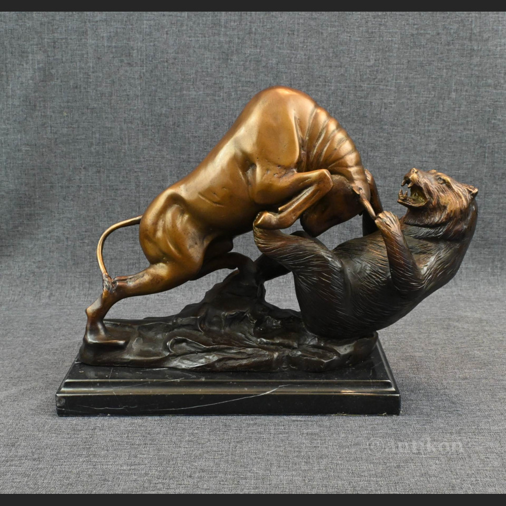 Byk walczący z niedźwiedziem rzeźba z prawdziwego brązu 