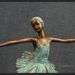 Prezent dla baletnicy rzeźba tancerki brąz 