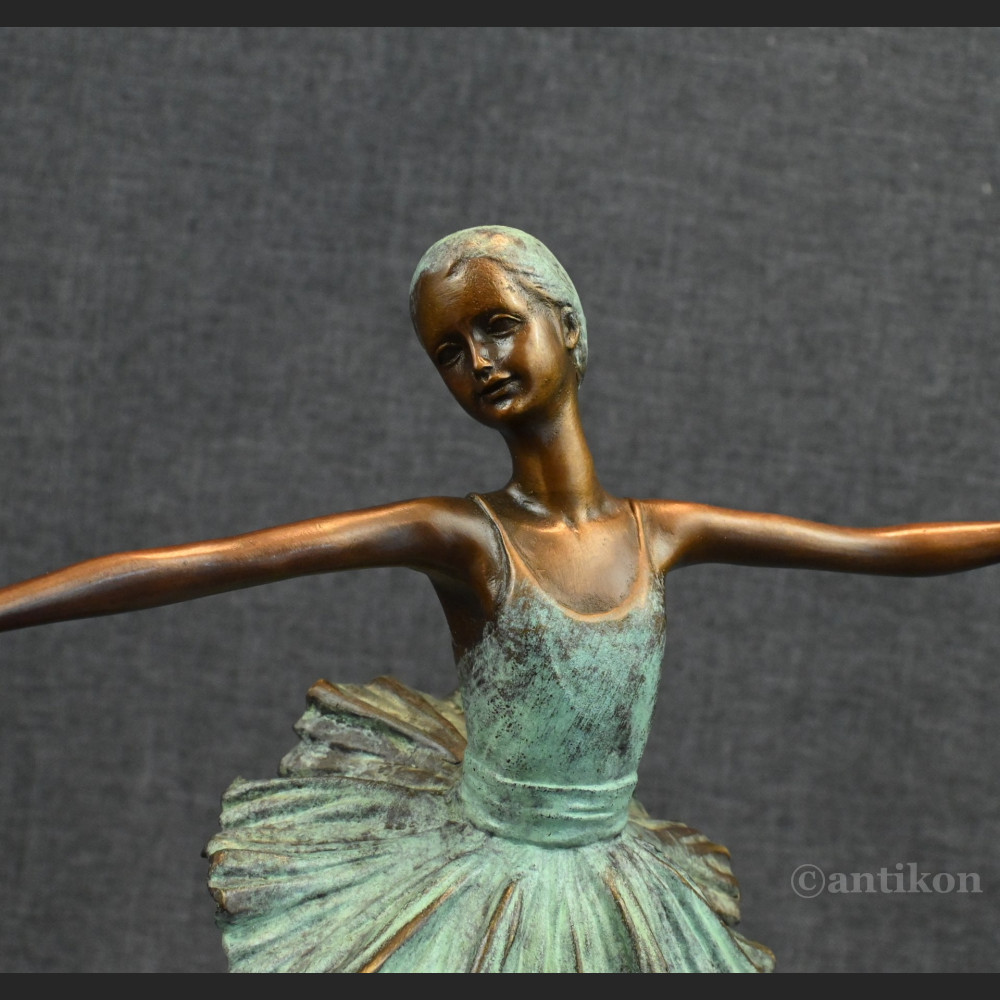 Prezent dla baletnicy rzeźba tancerki brąz 