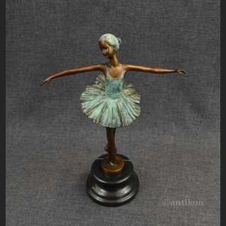 Prezent dla baletnicy rzeźba tancerki brąz 
