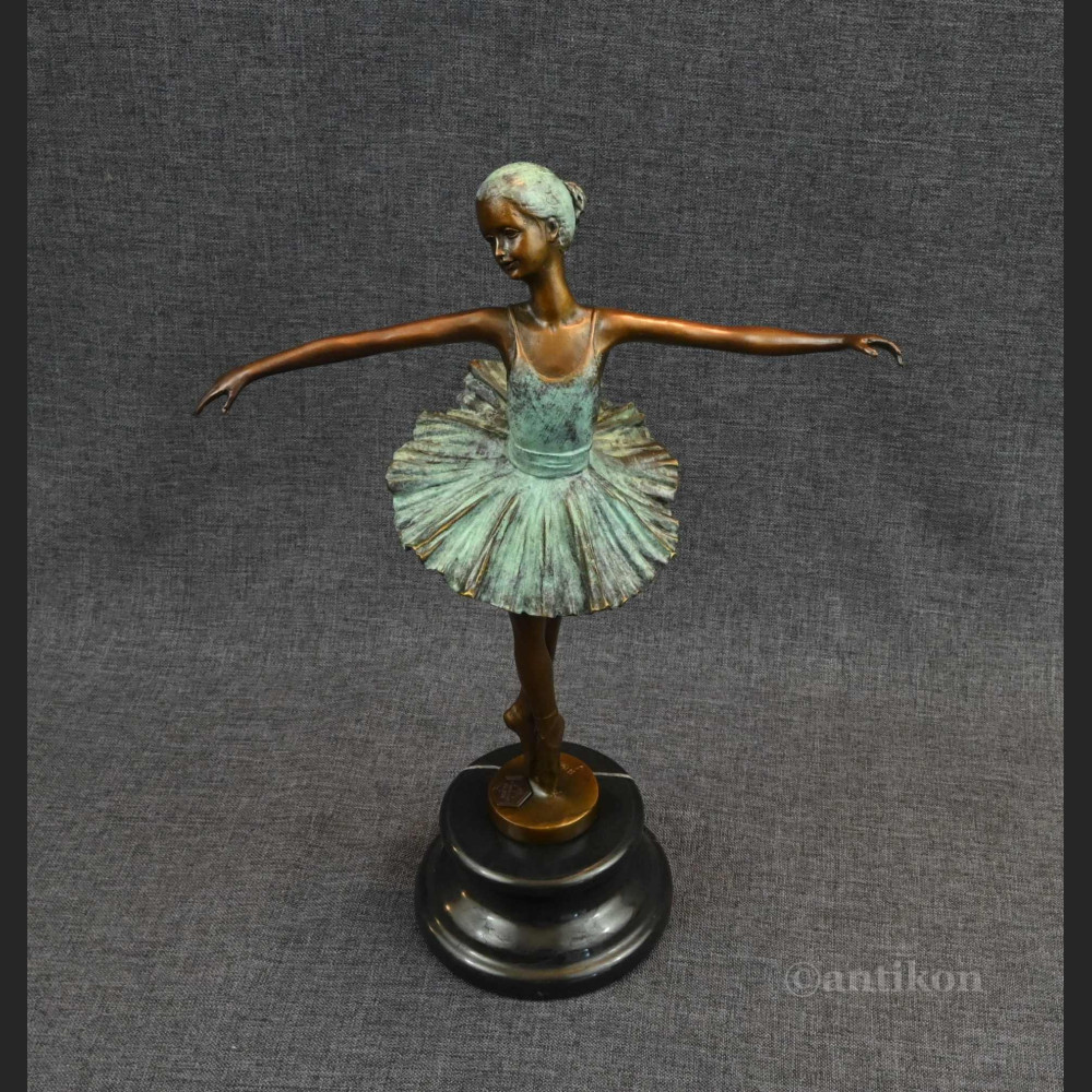 Prezent dla baletnicy rzeźba tancerki brąz 