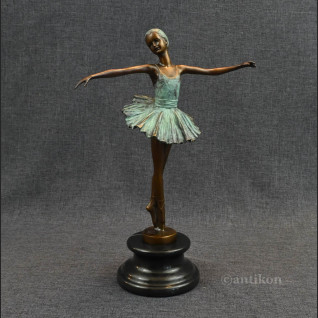 Prezent dla baletnicy rzeźba tancerki brąz 