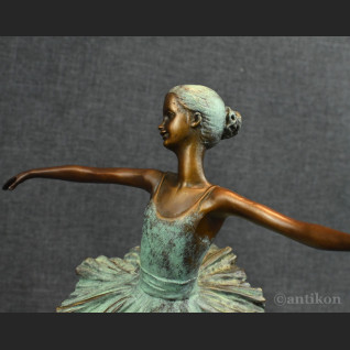 Prezent dla baletnicy rzeźba tancerki brąz 