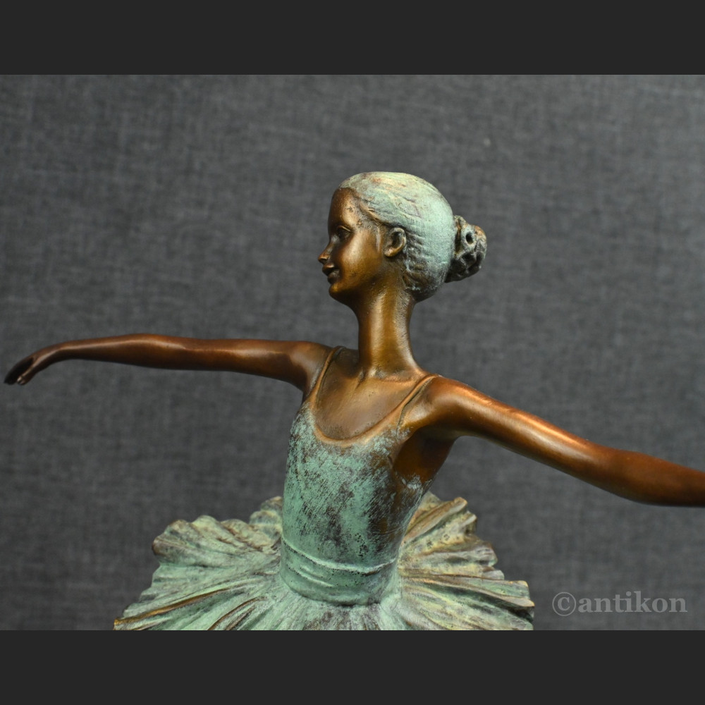 Prezent dla baletnicy rzeźba tancerki brąz 