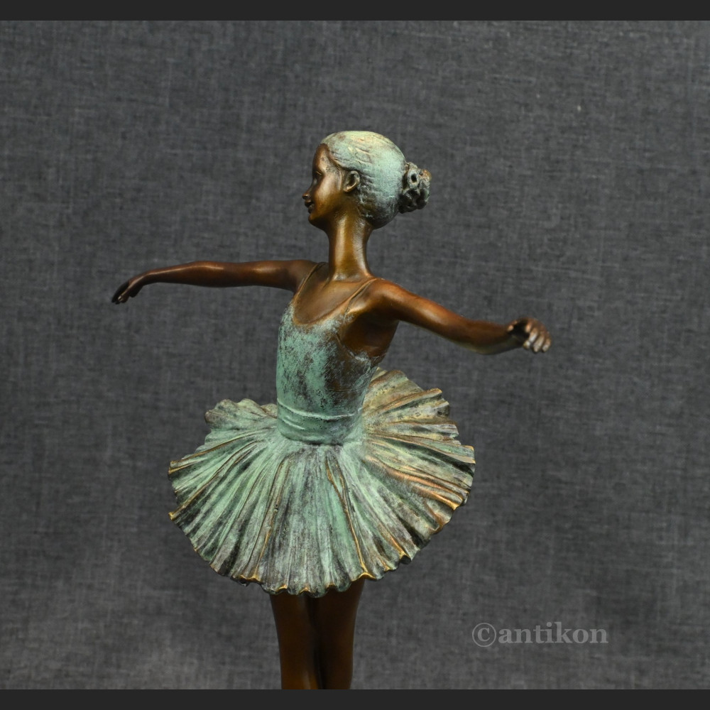 Prezent dla baletnicy rzeźba tancerki brąz 