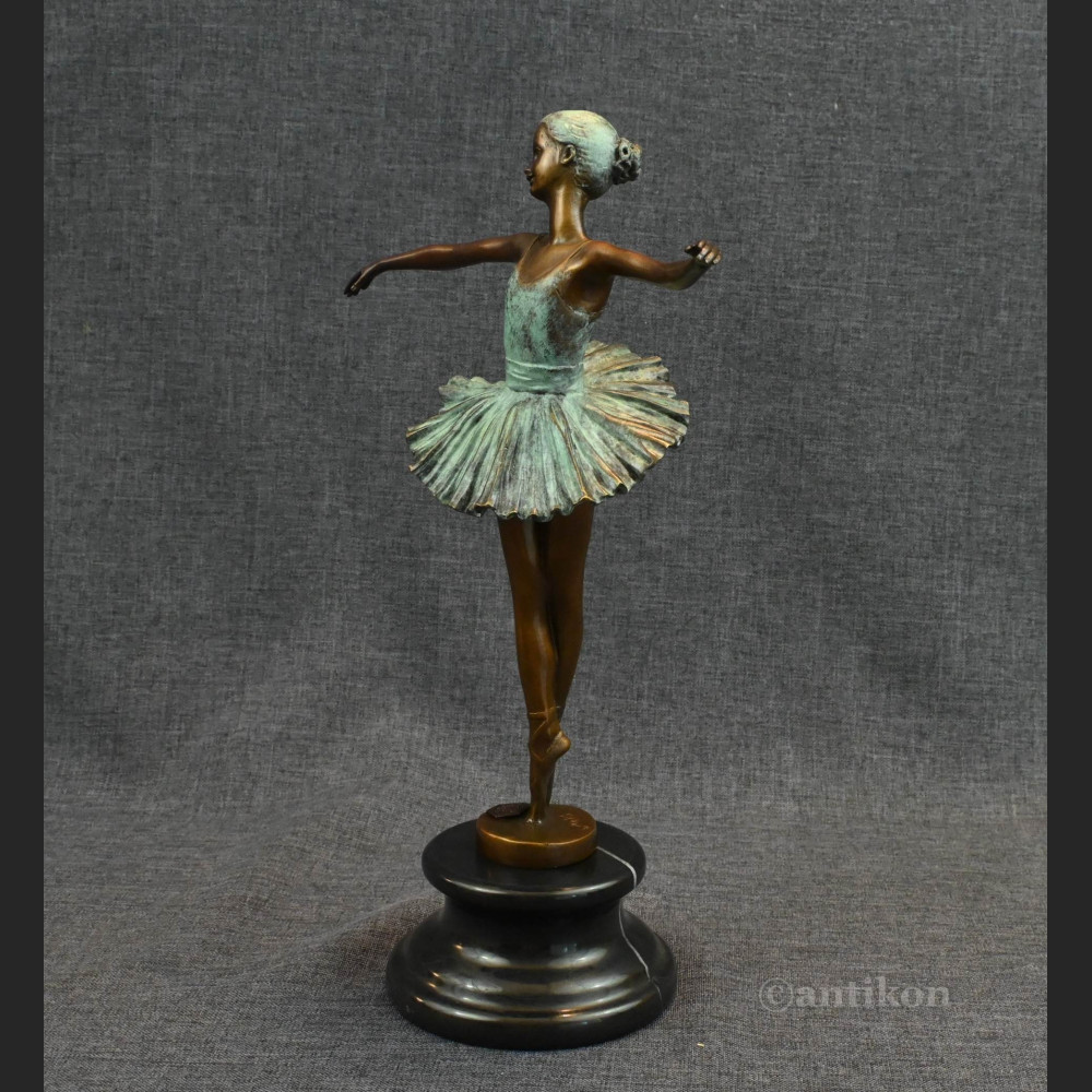 Prezent dla baletnicy rzeźba tancerki brąz 