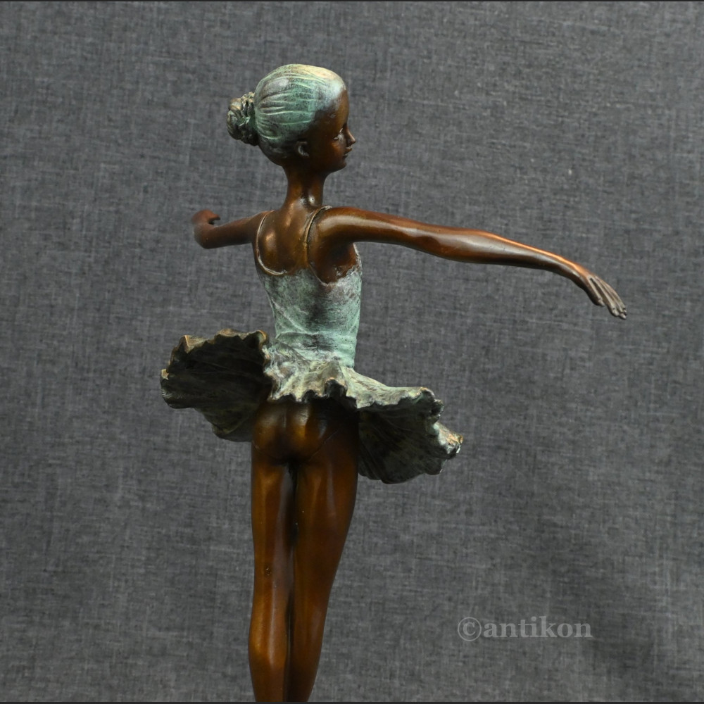 Prezent dla baletnicy rzeźba tancerki brąz 