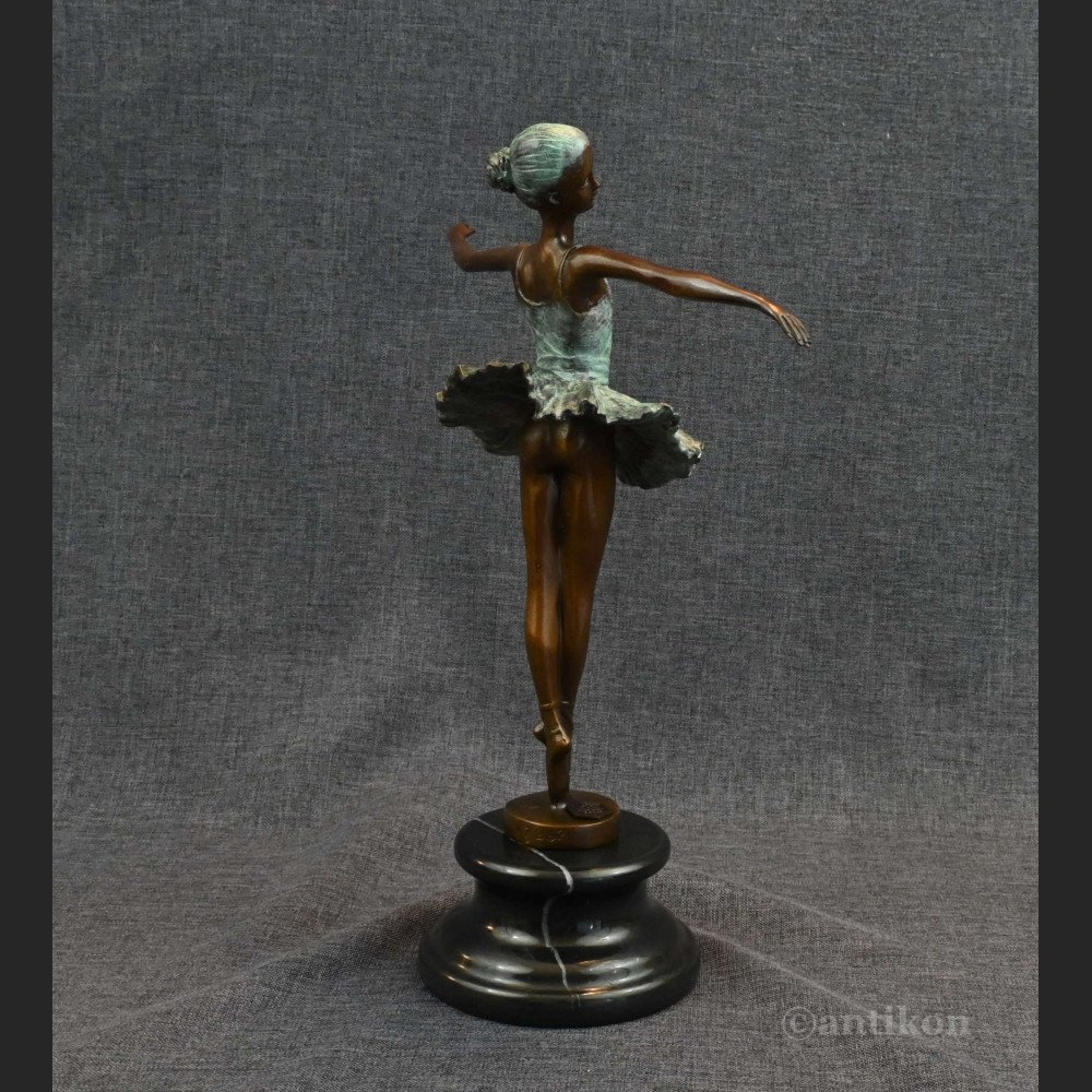 Prezent dla baletnicy rzeźba tancerki brąz 