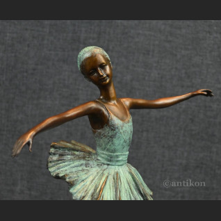 Prezent dla baletnicy rzeźba tancerki brąz 