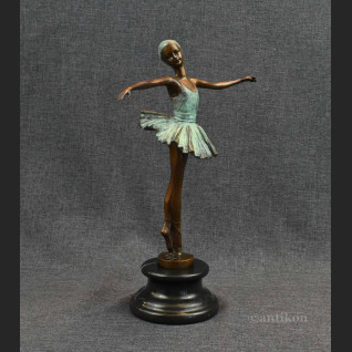 Prezent dla baletnicy rzeźba tancerki brąz 