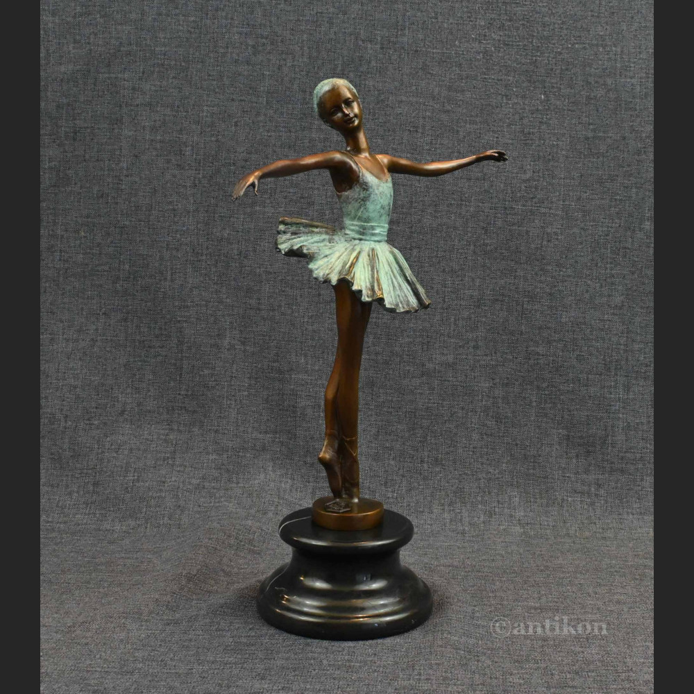 Prezent dla baletnicy rzeźba tancerki brąz 