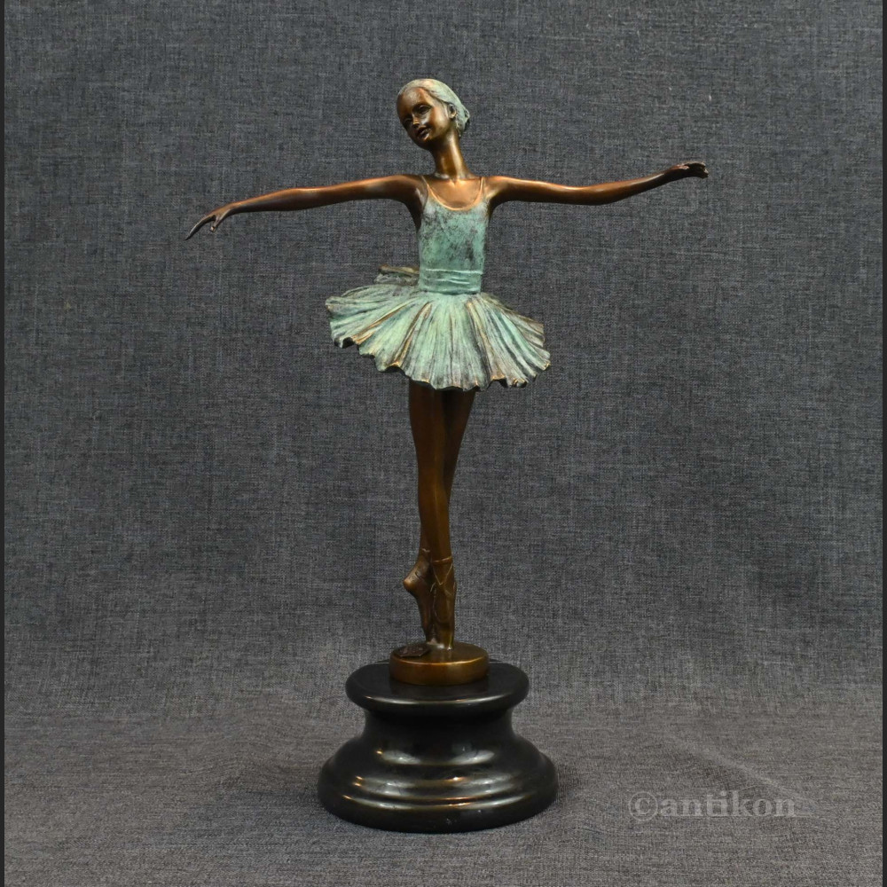 Prezent dla baletnicy rzeźba tancerki brąz 