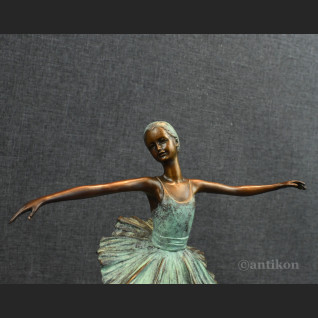 Prezent dla baletnicy rzeźba tancerki brąz 