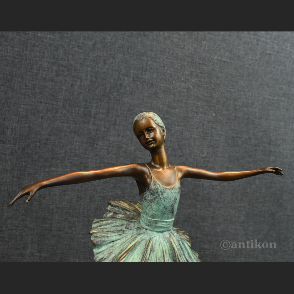 Prezent dla baletnicy rzeźba tancerki brąz 