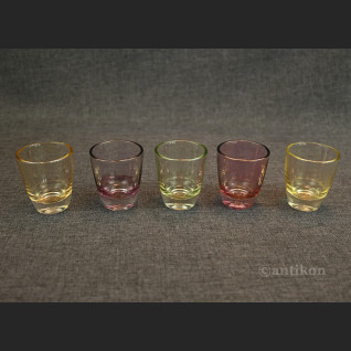 Stare kieliszki do wódki opalizujące