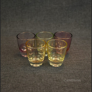 Stare kieliszki do wódki opalizujące Stare kieliszki do wódki opalizujące