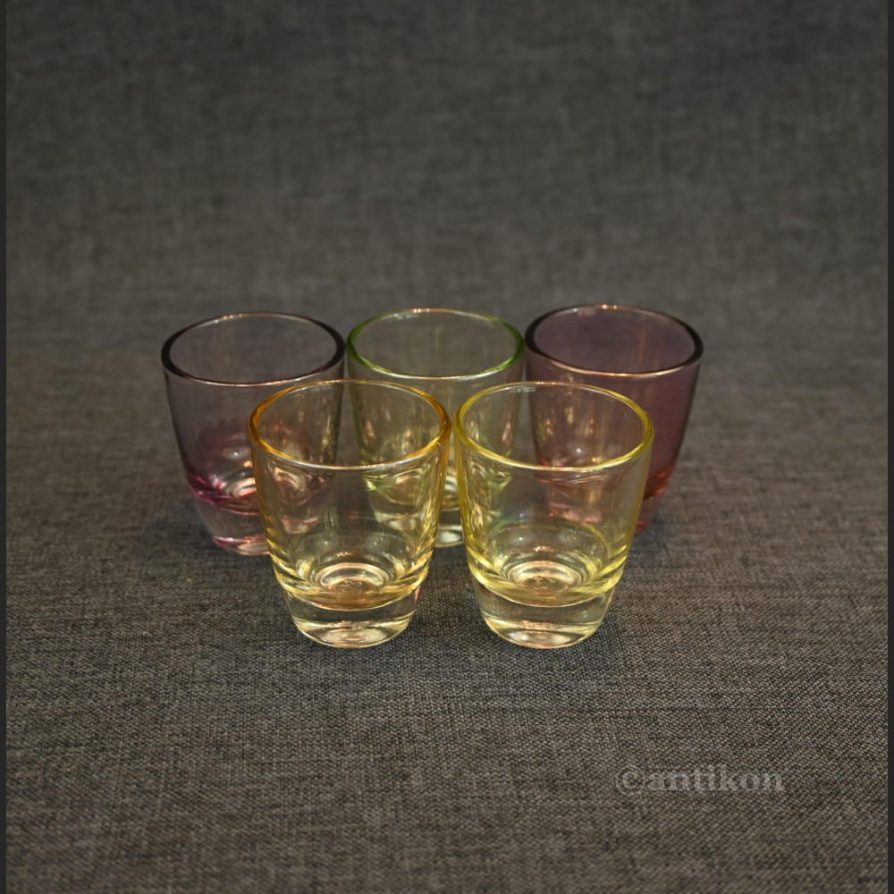 Stare kieliszki do wódki opalizujące Stare kieliszki do wódki opalizujące