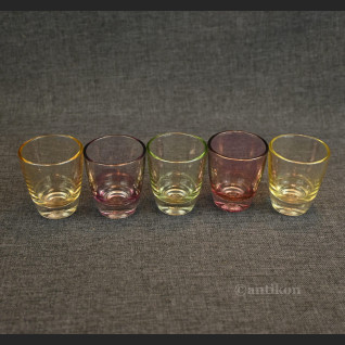 Stare kieliszki do wódki opalizujące Stare kieliszki do wódki opalizujące