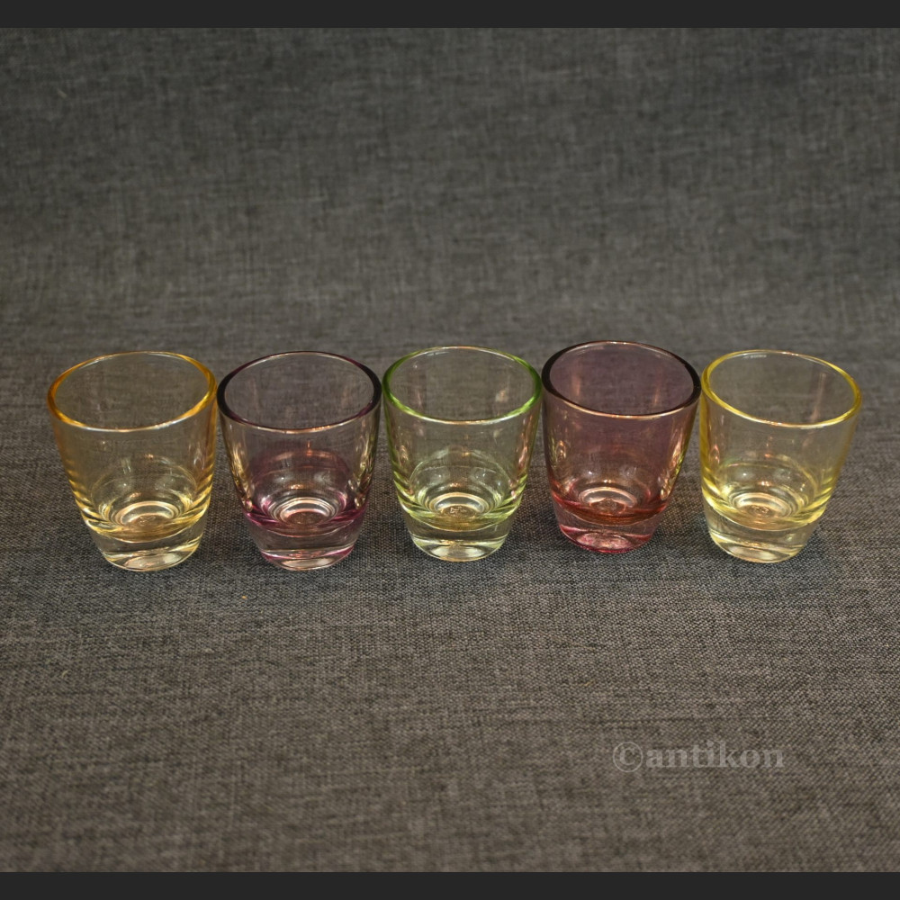 Stare kieliszki do wódki opalizujące Stare kieliszki do wódki opalizujące