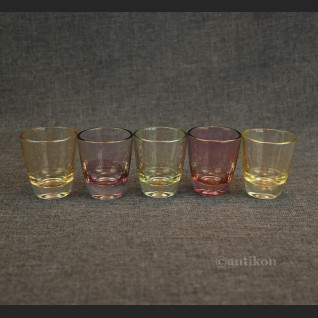 Stare kieliszki do wódki opalizujące Stare kieliszki do wódki opalizujące