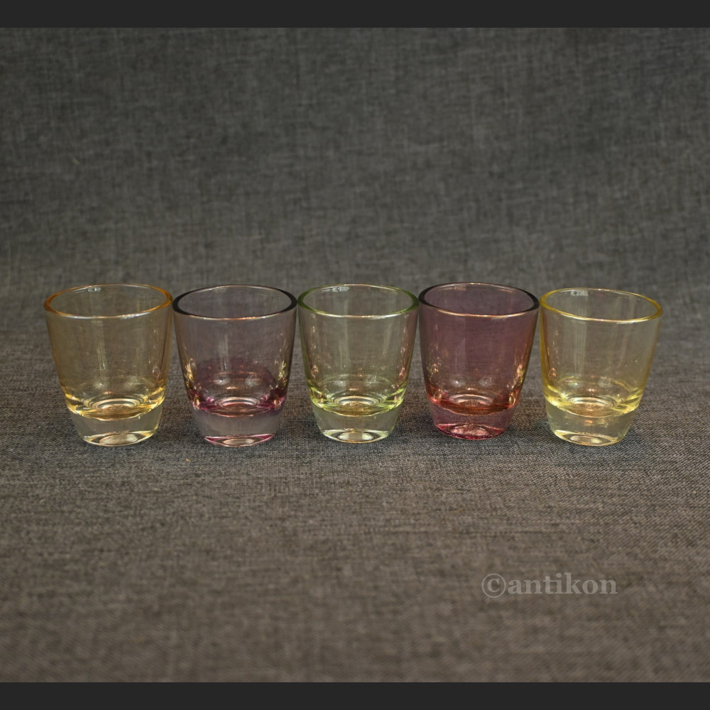 Stare kieliszki do wódki opalizujące Stare kieliszki do wódki opalizujące