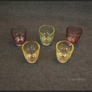 Stare kieliszki do wódki opalizujące Stare kieliszki do wódki opalizujące