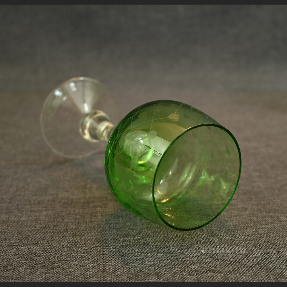 Secesyjne kieliszki do likieru zielone 