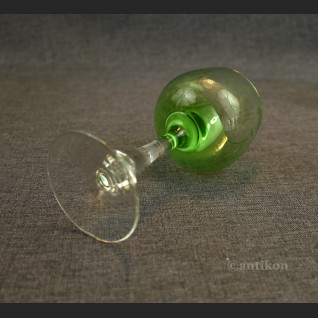 Secesyjne kieliszki do likieru zielone 